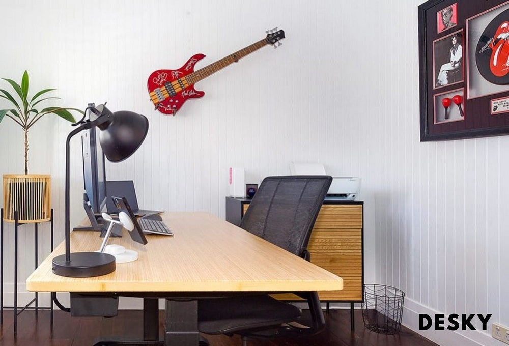 Sit stand desk on a minimalistic setting