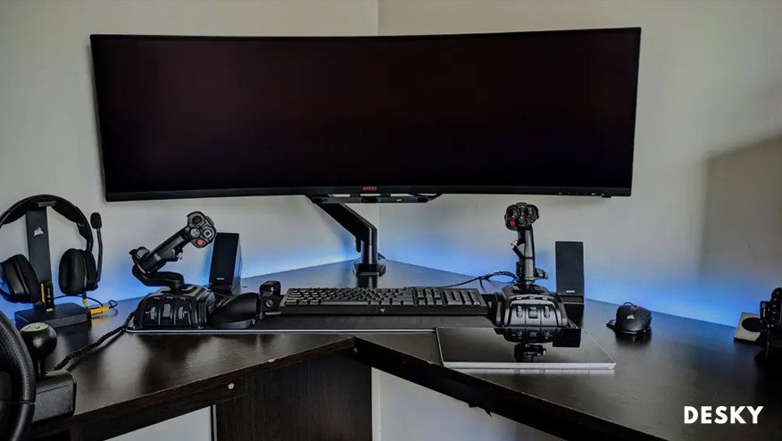 Curved monitor for gamers