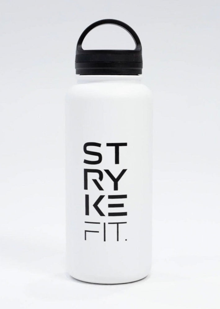 STRYKE 32OZ WATER BOTTLE is the ultimate accessory for any runner or sportsperson. The stainless steel, double walled insulated bottle keeps your water cold to help you hydrate after any run.