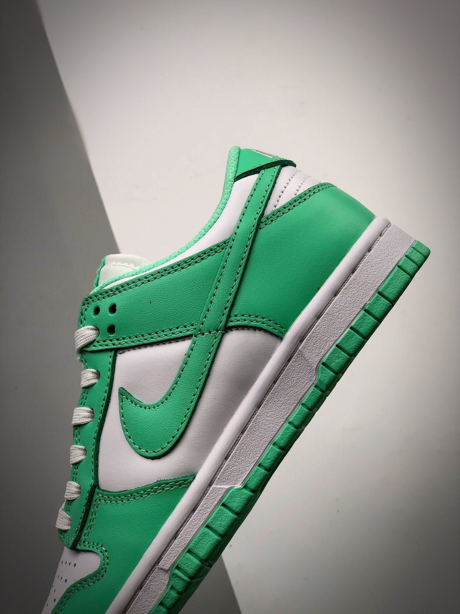 nike green glow low dunks