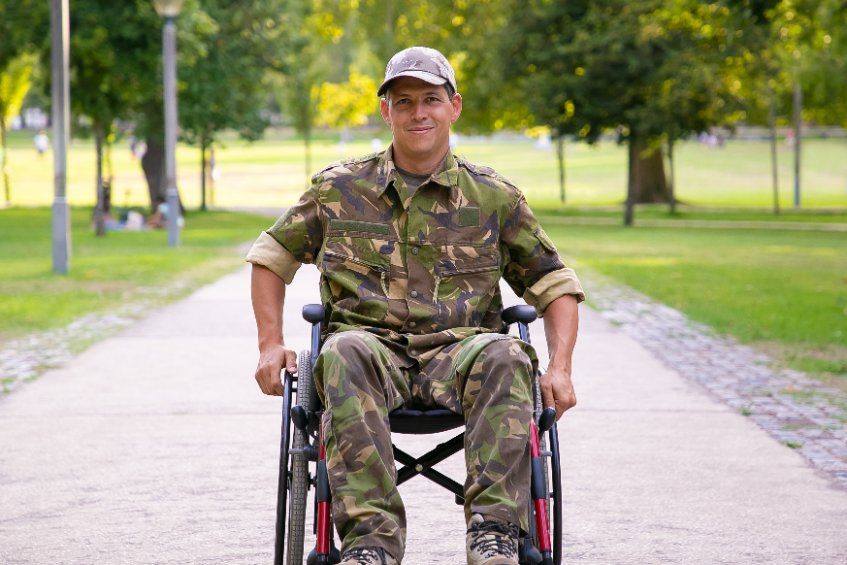 militaire en chaise roulante