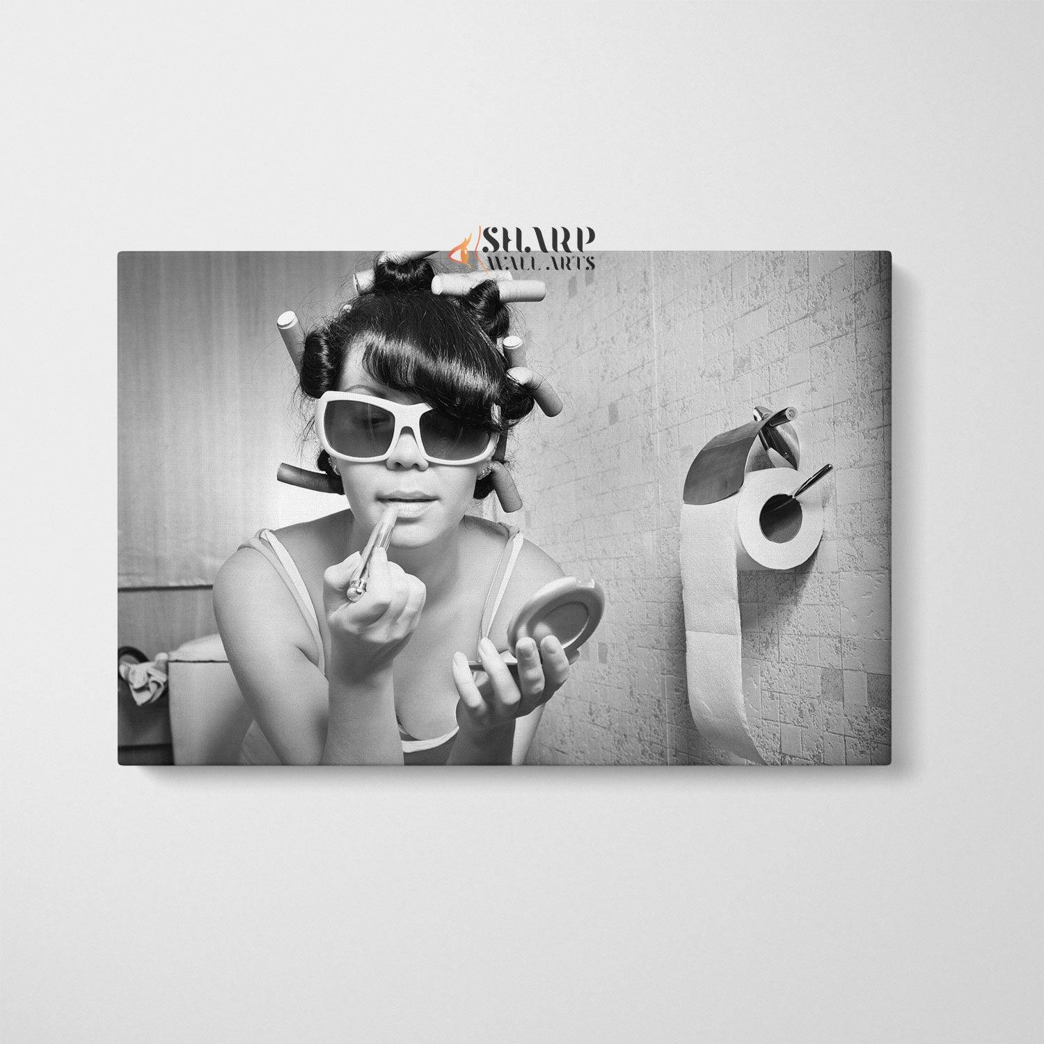 Poster Affiche Girl drinking on toilet WC noir et blanc wall art - A4  (21x29,7cm)