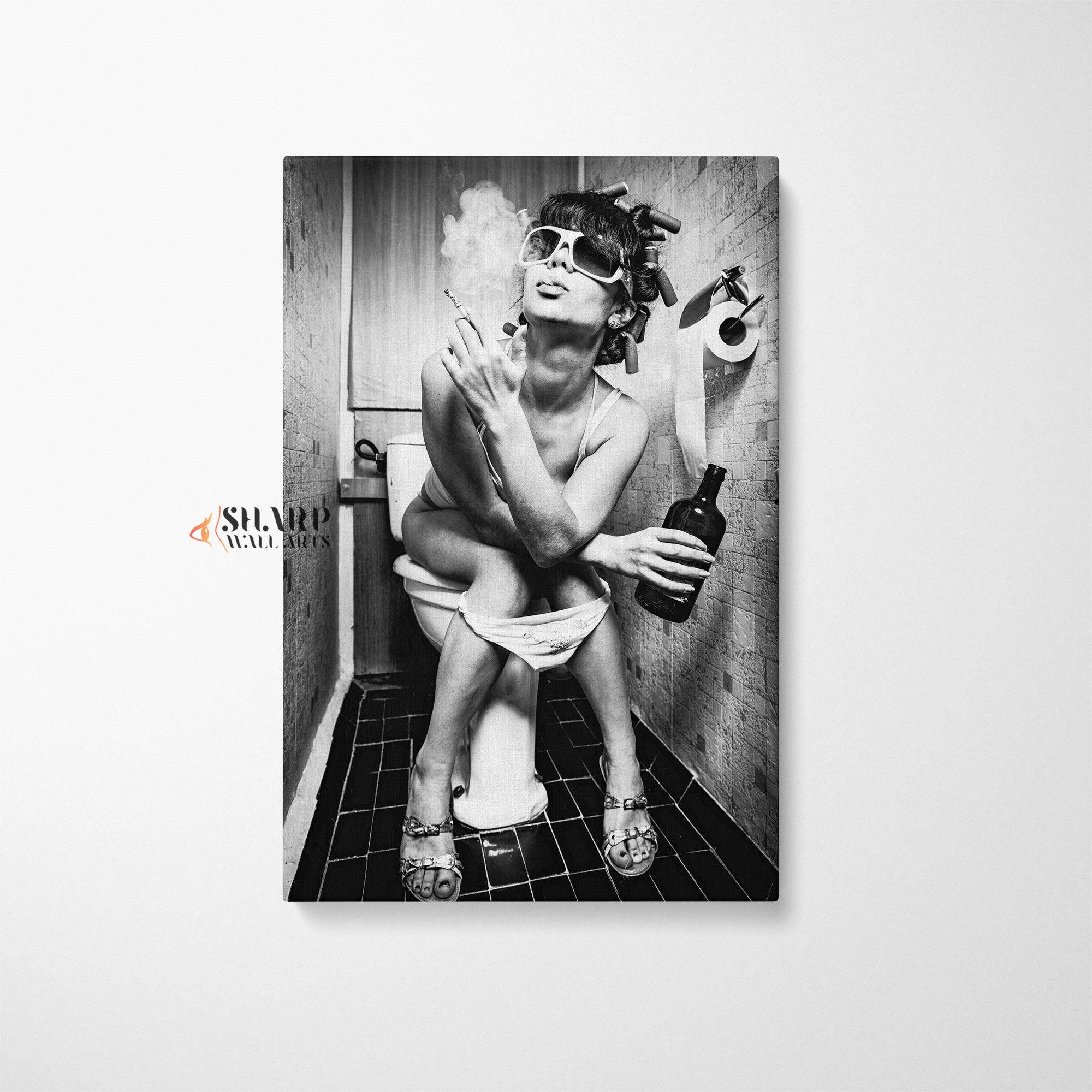 Poster Affiche Girl drinking on toilet WC noir et blanc wall art - A4  (21x29,7cm)