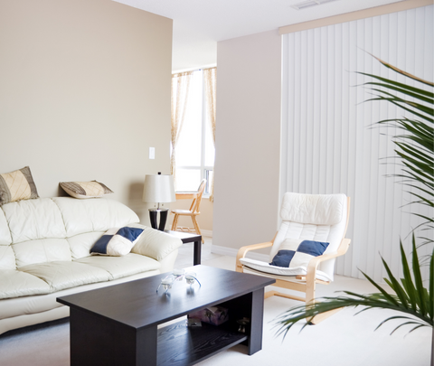 裝飾小客廳的技巧-沙發換成扶手椅降低空間的擁擠感
