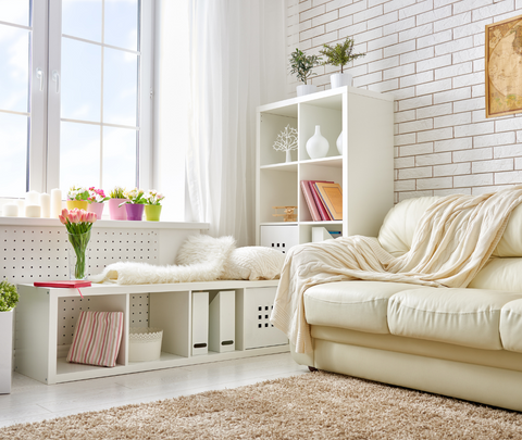 裝飾小客廳的技巧-使用多功能傢俱或系統收納櫃