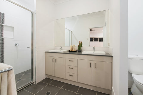 定製的浴室鏡子可填滿牆壁讓空間感放大2倍