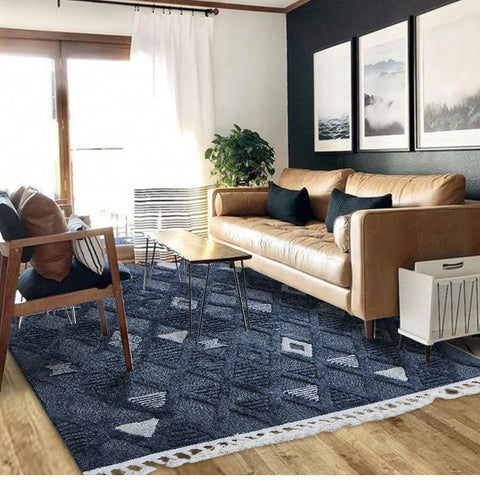 居家佈置材質上可選擇大膽紋路地毯搭配素面家飾品