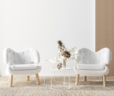 木質搭配淺色皮件的家具，融合了現代與沿海的自然氛圍