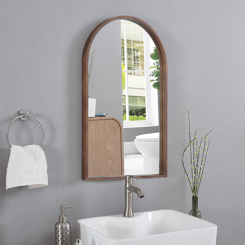 木質元素的鏡面框為浴室帶來自然感的裝潢風格