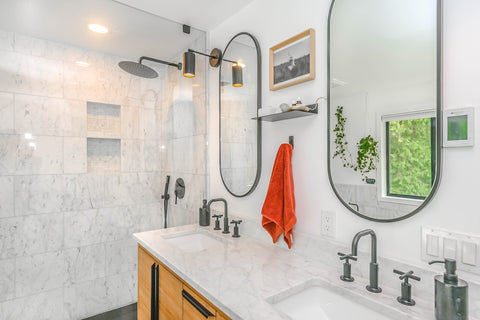 數個浴室鏡子有效營造更大的空間感，同時更具設計感