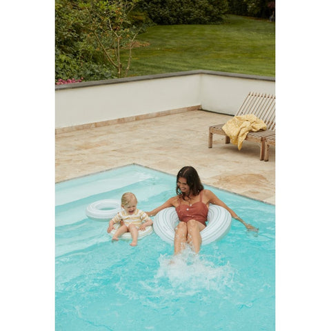 bimba e mamma in piscina con salvagente 