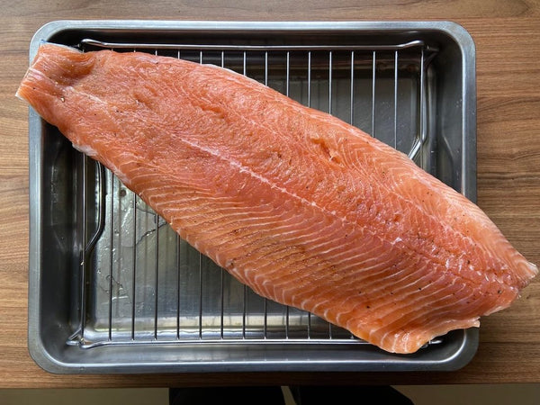 Lachs auf Aluwanne bereit für Zubereitung