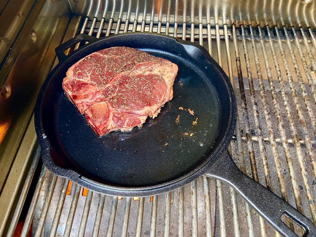 Porterhouse Steak in Gusspfanne im Grill