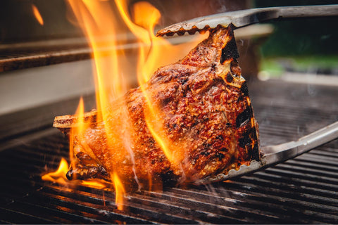 Fleisch auf der Röstzone von Flammkraft scharf anbraten