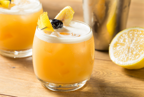 whiskey sour with lemon