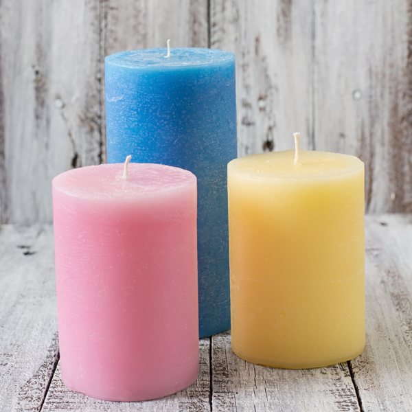 Colorful candles made with mica powder.