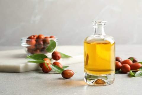 Can Natural Oil Give You Longer, Thicker Lashes?Jojoba Oil Benefits