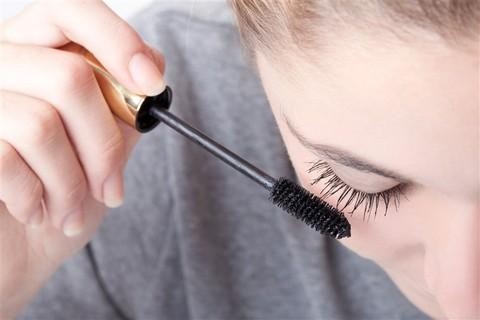 Essential Habits for Gorgeous and Natural-Looking Eyelashes - Applying Mascara