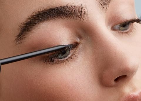 Essential Habits for Gorgeous and Natural-Looking Eyelashes - Applying Serum.