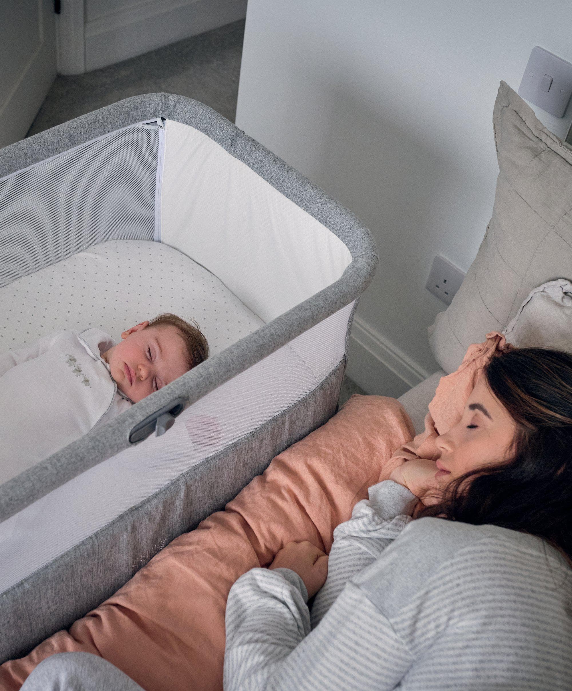 Lua Bedside Crib - Grey