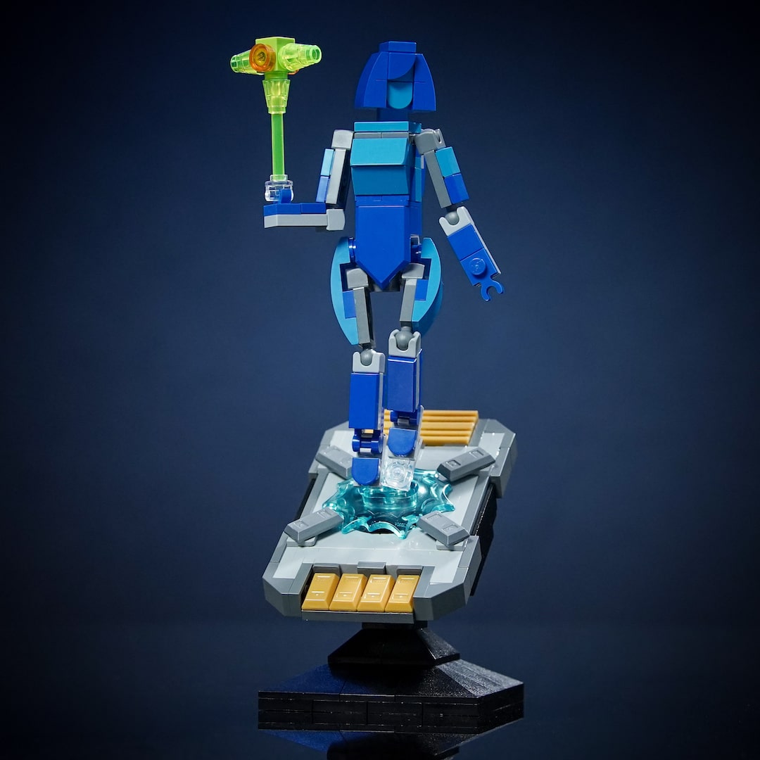 Spartan 117 Companion on Data Crystal Chip built with LEGO® bricks - by Bricker Builds