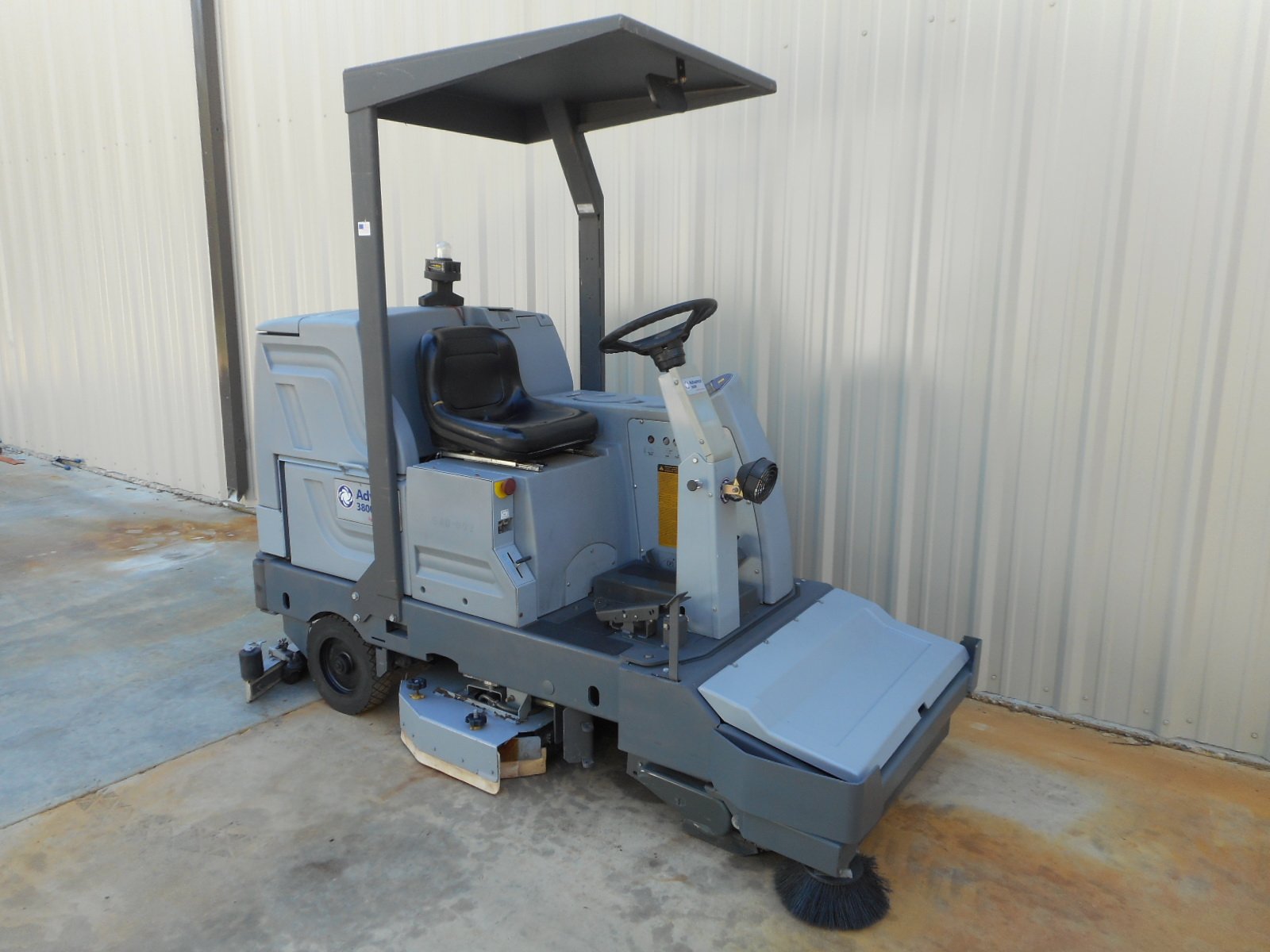 Advance 3800 Rider Floor Sweeper Scrubber Disc Ride On Battery Powered