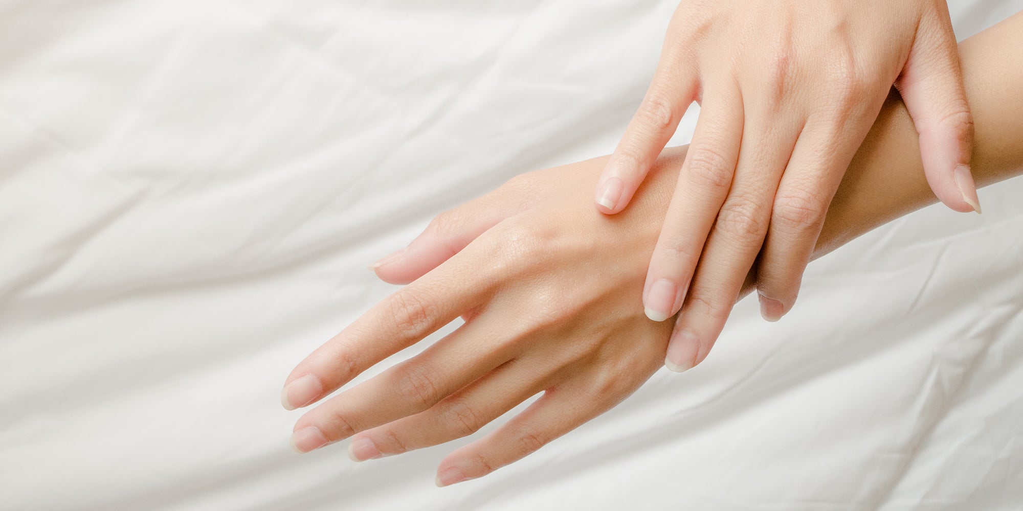 Ongles transparents, en bonne santé avec le bout blanc