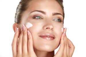 women-using-moisturising-lotion