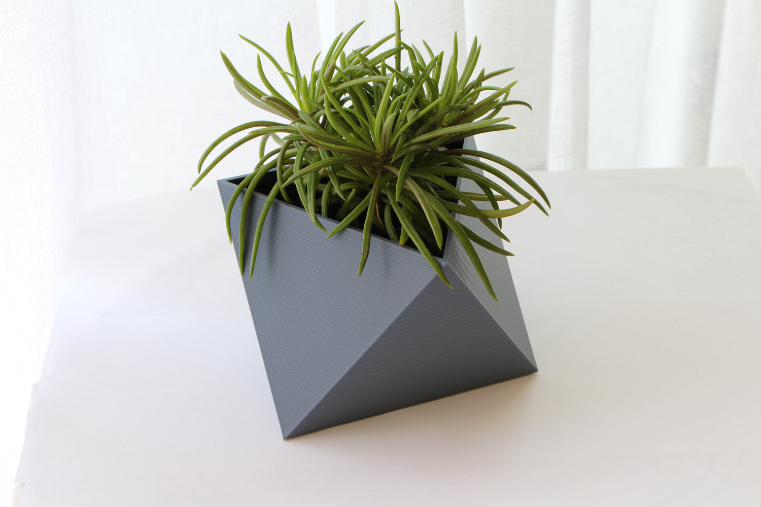 uitsterven bijstand Oriëntatiepunt Geometrische driehoekige plantenbak verkrijgbaar in meerdere kleuren e –  greendesk.shop