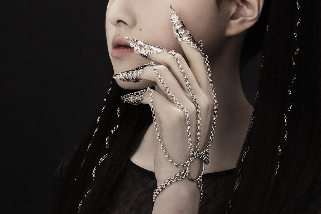 hand jewelry composed by gothic claws covering the nails and chains that connects to an o-ring on the chain bracelet