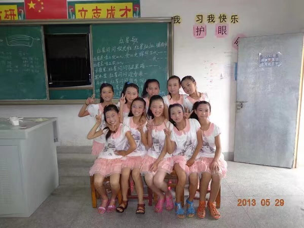 Ren Qing and classmates performing arts in primary school