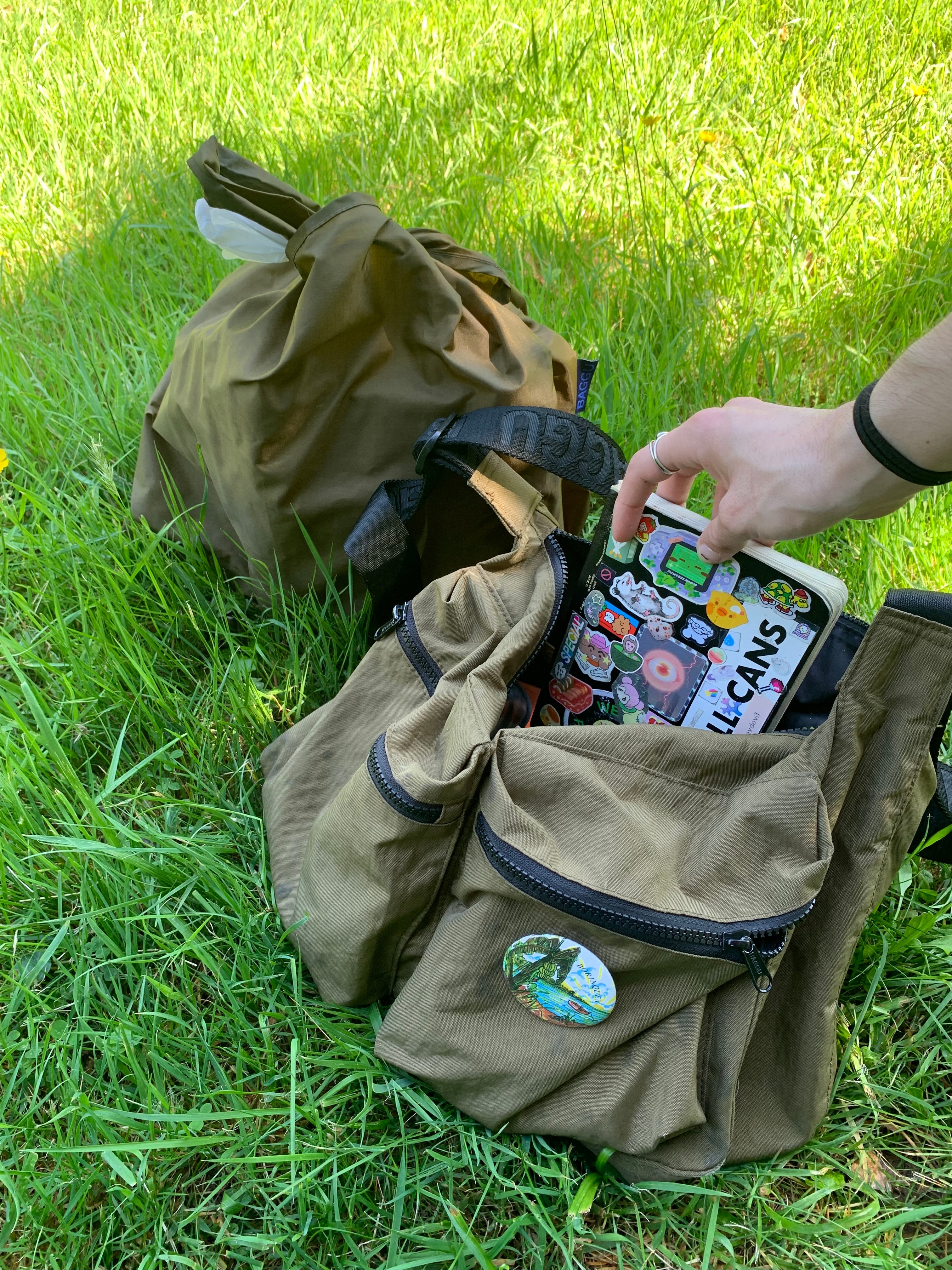 Hughes pulls out their well loved STALOGY notebook out of their everyday BAGGU Cargo Crossbody. Getting ready to journal with the essentials.