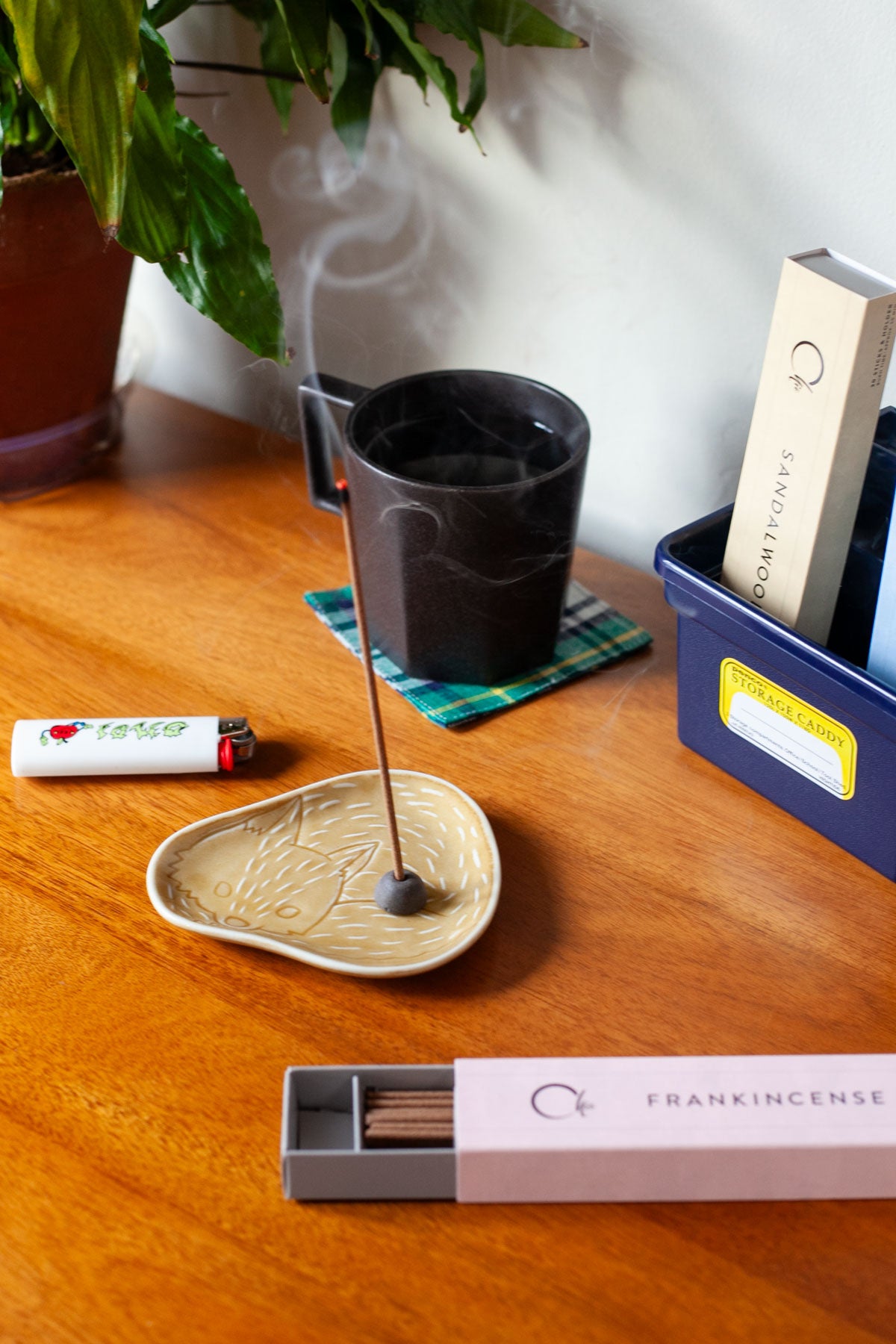 Chië brand incense burns on a wooden desk