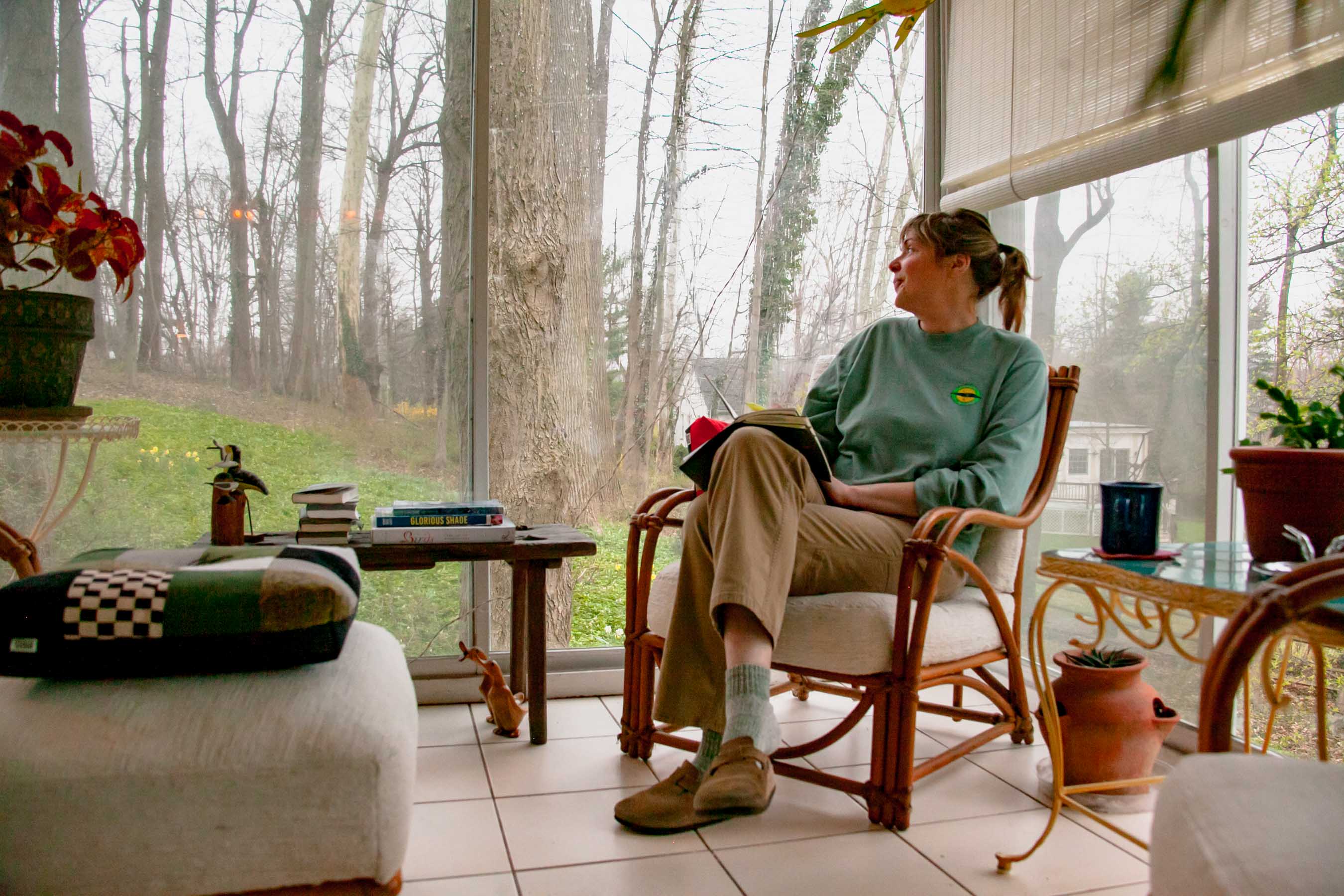 OMOI founder Liz Sieber enjoys a quite moment journaling in her TRAVELER'S notebook on a rainy early spring day.