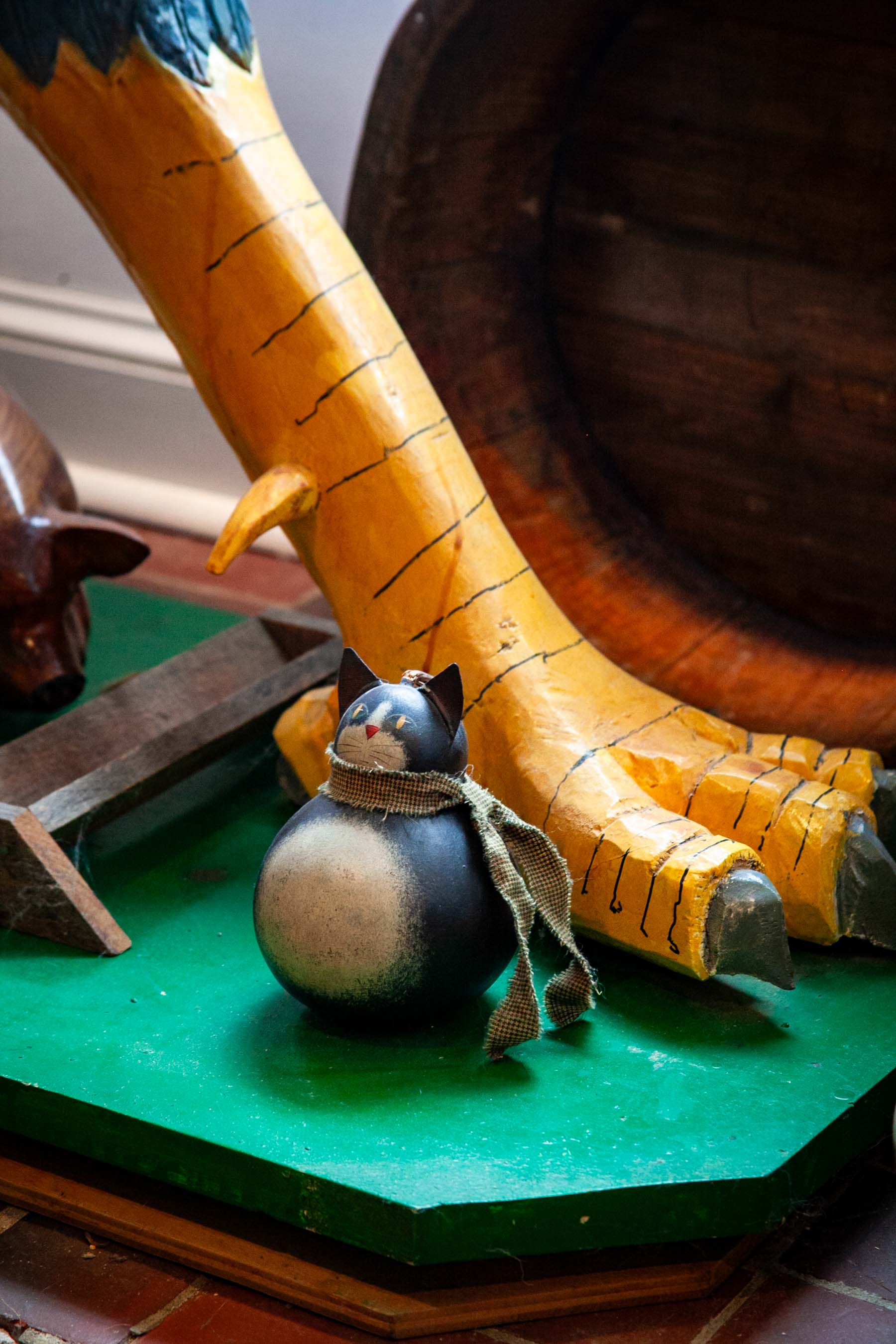 Pennsylvania Dutch and other PA woodcrafts decorate the nooks of Liz's home inside.