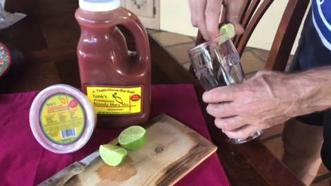 Rimming a glass with lime