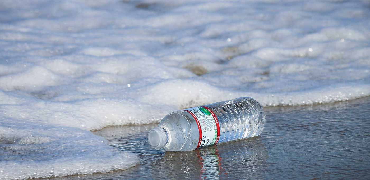 PET-Flasche im Meer