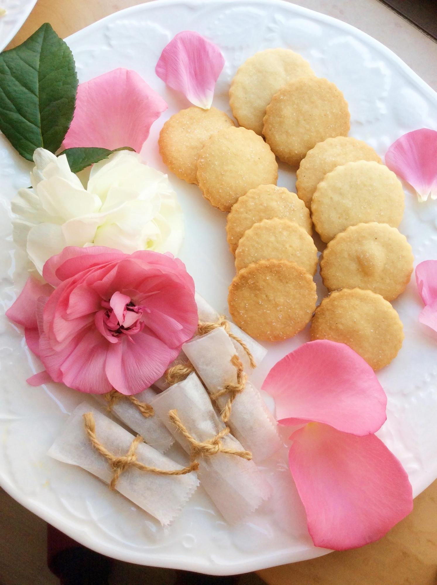 繻さんが再現したローズハニークッキー(皿・右上)