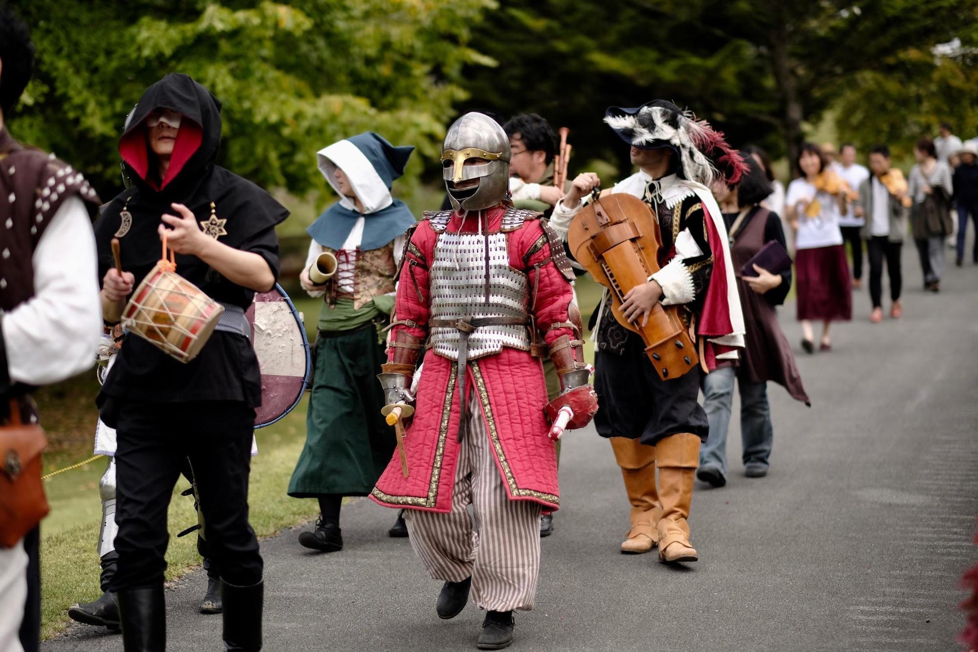 「はらむら古楽祭2018」の屋外練り歩きの様子。 衣装も相まって中世にタイムスリップしたかのよう！