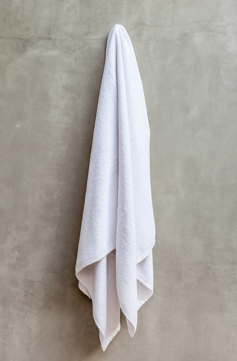 Полотенце весит. Полотенце висит. Белое полотенце висит. Полотенце на стене. Полотенце висит на стене.