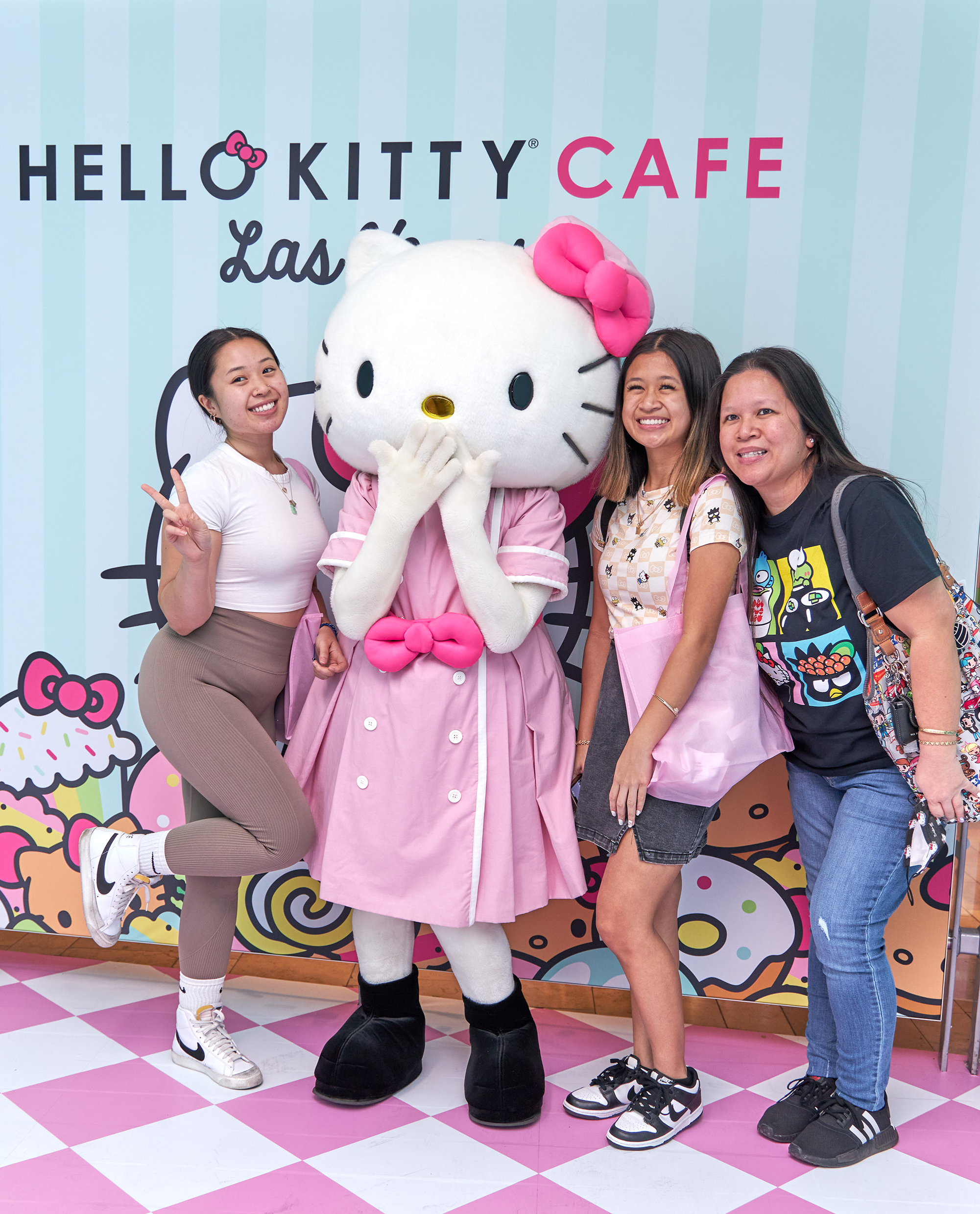 HELLO KITTY CAFE IN LAS VEGAS- Brand New Location at Fashion Show