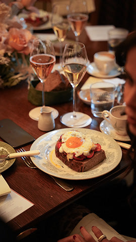 A brunch plate next to two glasses of Wild Idol Alcohol Free Sparlking Wine, at the 20 Berkeley Wild Idol event