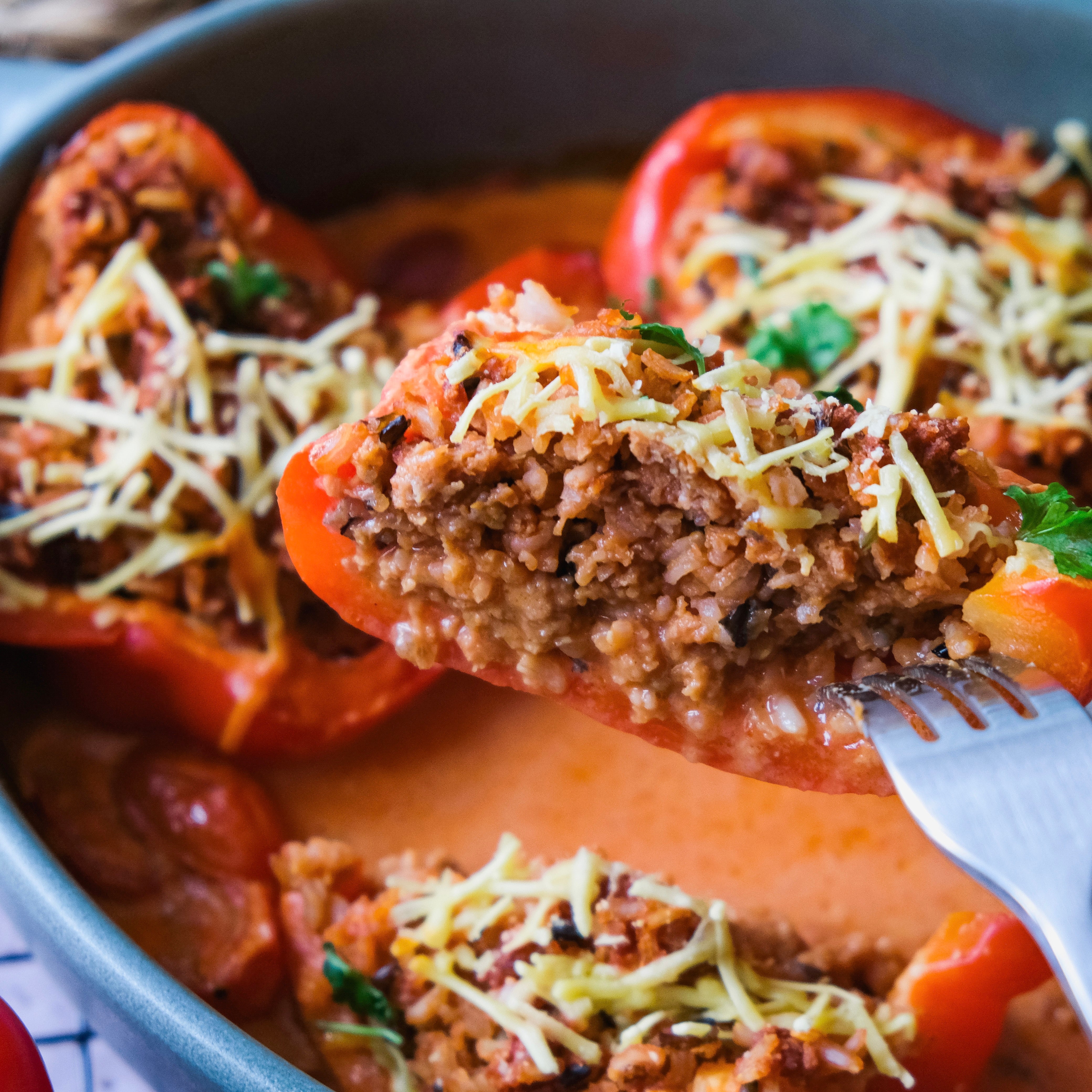 Veganes Hack ist vielfältig einsetzbar - hier als gefüllte Paprika Veganes Hack ist vielfältig einsetzbar - hier als gefüllte Paprika
