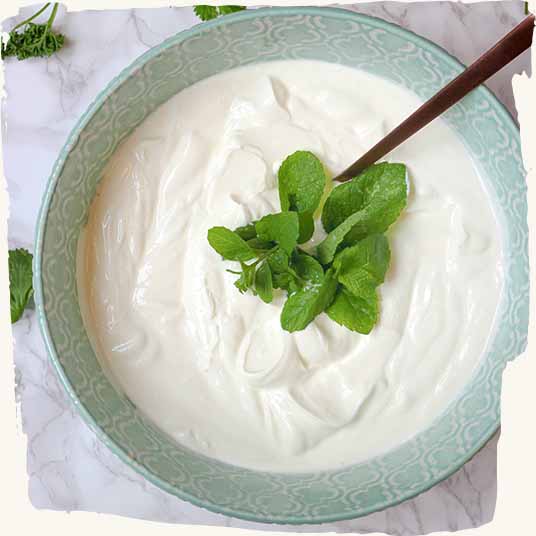 Veganer Joghurt in einer Schale