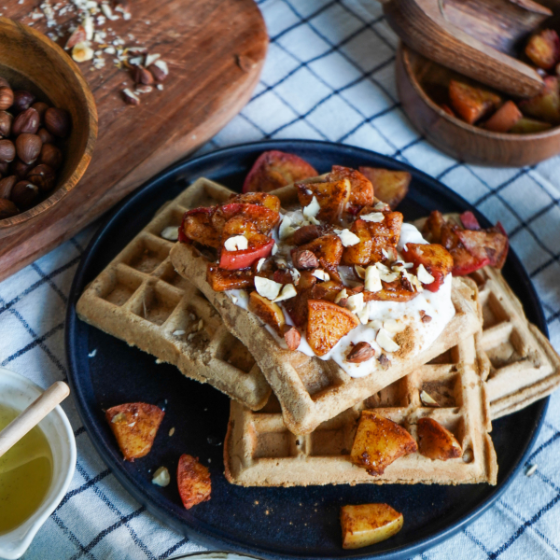 Fertige Waffeln mit Bratapfel