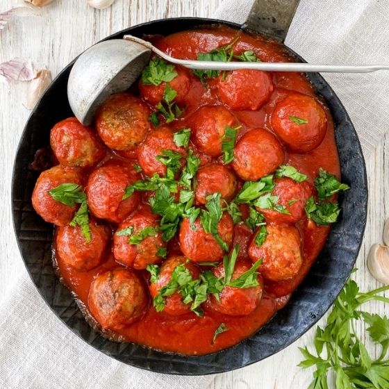 Frika-Bällchen in Tomatensoße