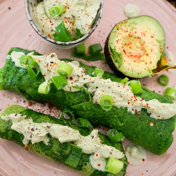 Gerollte Pfannkuchen mit veganem Hackfleisch 