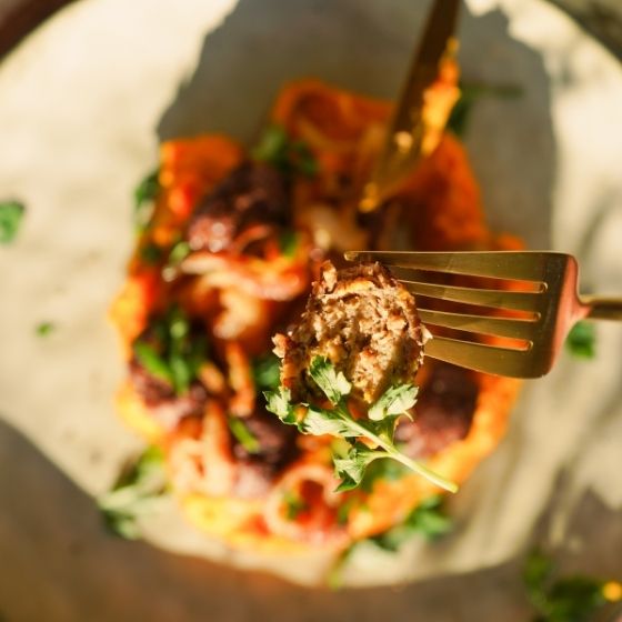 Köttbullar auf Kürbis-Süßkartoffel-Stampf 