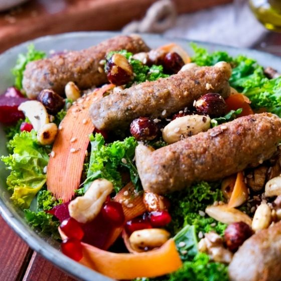 Nahaufnahme Bratwurstsalat mit Grünkohl und Karotten 