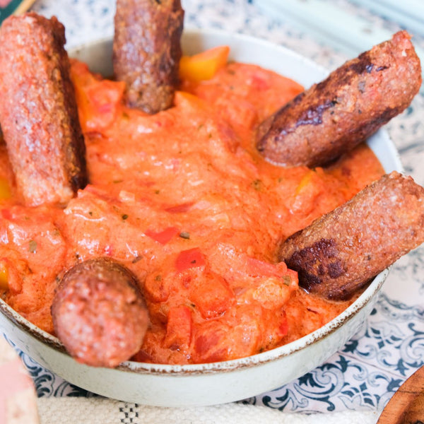 vegane Cevapcici auf Paprikarahmgemüse